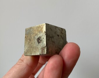 Naturlig pyritkub – Sten för rikedom och skydd | Kubisk pyrit av premiumkvalitet | Kristallläkning, mineraldekoration, zengåva