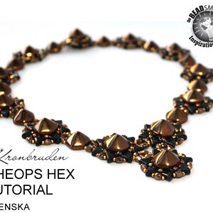 May include: A brown and black beaded necklace with a geometric design. The necklace is made with small, faceted beads and has a pointed, triangular shape. The necklace is called "Kheops Hex Tutorial" and is available in Swedish.