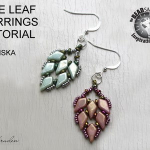 Könnte beinhalten: Zwei handgefertigte Ohrringe in Blattform. Einer ist hellblau mit silbernen Akzenten, der andere rosa mit lila Akzenten. Die Ohrringe sind an silbernen Haken aufgehängt. Der Text "KITE LEAF EARRINGS TUTORIAL SVENSKA" ist sichtbar.