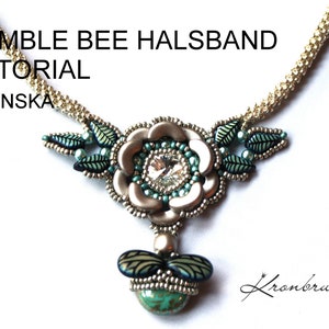 Könnte beinhalten: Eine silberne und türkisfarbene Perlenkette mit einem Blumenanhänger und einem Bienen-Anhänger. Die Kette ist aus kleinen Perlen gefertigt und hat ein filigranes Design. Der Text "Bumble Bee Halsband Tutorial Svenska" ist im Bild sichtbar.