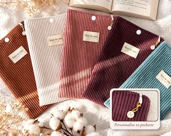 Può includere: Cinque pochette rettangolari in velluto a coste nei colori marrone, crema, rosa antico, bordeaux e verde acqua. Ognuna presenta un bottone a pressione bianco, un ciondolo a lettera dorato e un'etichetta beige con la scritta Fleurs de coton.