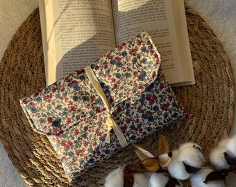 Bolsa de bolsillo y libro de flores grande.