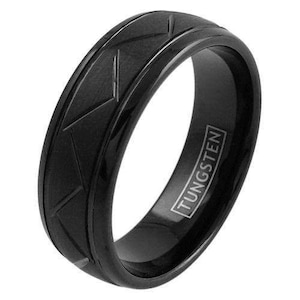Peut inclure: Une bague en tungstène noire avec un motif en forme de diamant sur la bande. La bague est gravée du mot "TUNGSTÈNE".