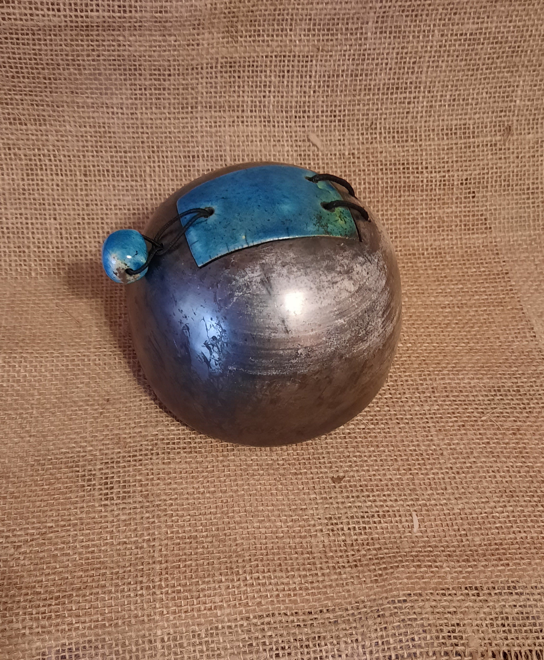 Boite Ronde Raku Noire Couvercle Turquoise, Fermée Par Une Boule Turquoise