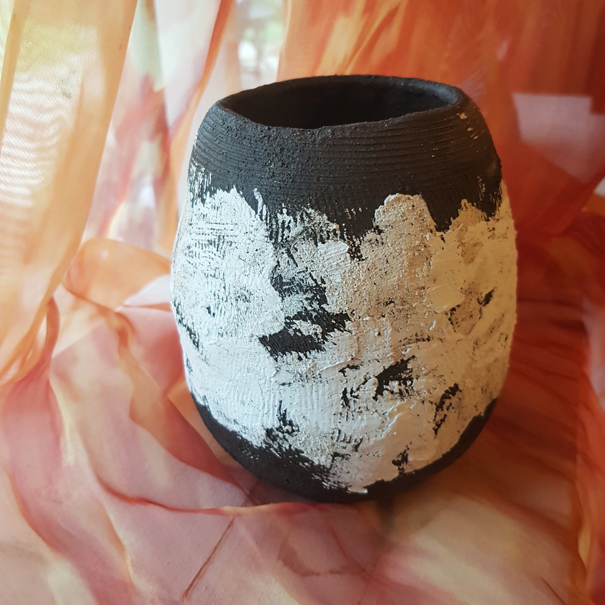 Vase en Grès Noir, Engobe Blanche Par Endroits, Aspect Granité.