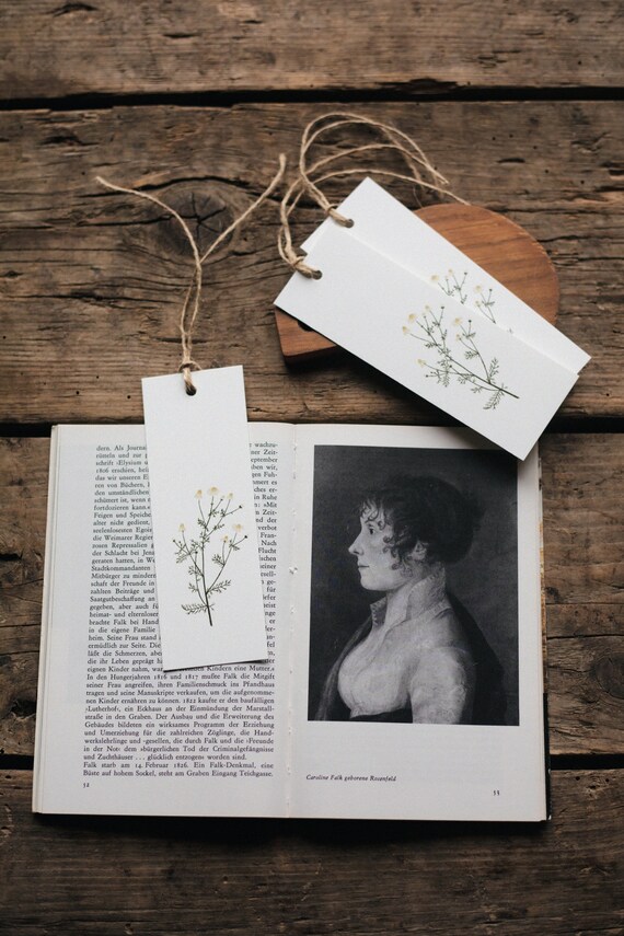 Marcador De Libro - Cuero Vegano "Just One More Page." - Tienda Copec