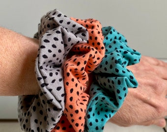 Spotty Scrunchie, Dotty Scrunchie, Corbata para el cabello, Hair Scrunchie, Accesorio para el cabello, Chouchou, Scrunchie de cola de caballo, Corbata de cola de caballo,