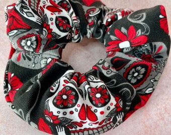 Calaveras Scrunchie, Corbata para el cabello, Halloween Scrunchie, Accesorio para el cabello de Halloween, Scrunchie del Día de los Muertos, Scrunchie del Día de los Muertos