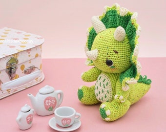 CROCHET PATTERN AMIGURUMI: Kyo the baby triceratops (English/Français/Espanol) , Crochet Dinosaur