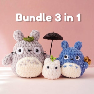 Op de afbeelding: Een bundel van drie gehaakte pluche speelgoedjes, elk lijkend op een personage uit de animatiefilm Mijn buurman Totoro. De speelgoedjes zijn grijs, blauw en wit en staan op een wit oppervlak. De tekst "Bundle 3 in 1" wordt boven de speelgoedjes weergegeven.