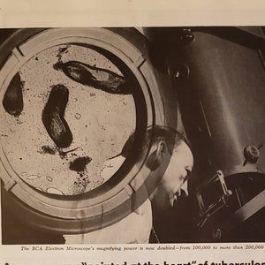 Peut inclure: Une photo en noir et blanc d'un scientifique regardant à travers un microscope. L'image montre un gros plan de la bactérie de la tuberculose. Le texte indique "Une nouvelle arme "pointée sur le cœur" de la tuberculose !" et "Le pouvoir grossissant du microscope électronique RCA est maintenant doublé - de 100 000 à plus de 200 000 fois !"