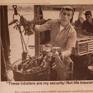 Puede incluir: Una fotografía en blanco y negro de un hombre sosteniendo una langosta. El hombre lleva una camisa de manga corta y está de pie en un barco. El texto "These lobsters are my security! Not life insurance!" está en la parte superior de la imagen. El texto "But I changed my mind when a MONY man proved I couldn't do without life insurance...with its guaranteed protection now and cash values later on." está debajo de la foto. El texto "MONY Mutual of New York" está en la parte inferior de la imagen.