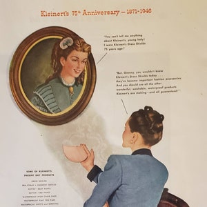 Puede incluir: Un anuncio vintage de Kleinert's, una marca de ropa interior para mujeres y productos para bebés. El anuncio presenta a una mujer con un traje azul sosteniendo un tazón blanco y un retrato enmarcado de una mujer con un vestido azul. El texto dice "Kleinert's 75th Anniversary - 1871-1946" y enumera algunos de los productos que ofrecen, incluyendo protectores de vestidos, formas de sujetador, pantalones para bebés y sábanas impermeables.