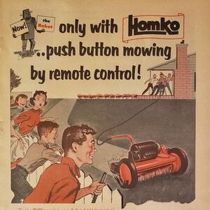 Może przedstawiać: Winietkowe ogłoszenie dla kosiarek Homko z przyciskiem. Reklama przedstawia robota z kreskówek trzymającego znak z napisem "Teraz! Robot". Tekst reklamy brzmi "only with Homko...push button mowing by remote control!" i "There's a Homko power lawn mower that's just right for your lawn!" Reklama przedstawia również mężczyznę obsługującego czerwoną i czarną kosiarkę Homko za pomocą pilota.