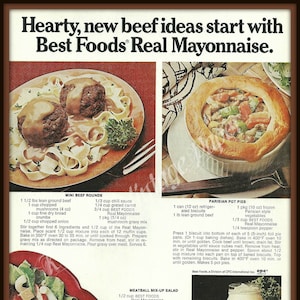以下が含まれることがあります： Best Foods Real Mayonnaise を使用したレシピを紹介するヴィンテージ広告。 ミニビーフラウンド、パリ風ポットパイ、ミートボールミックスサラダなどの調理済み料理とマヨネーズの瓶が写っています。