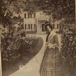 Puede incluir: Un anuncio en blanco y negro para 1847 Rogers Bros. "Silver Plate that Wears". El anuncio presenta una ilustración vintage de una mujer caminando en un jardín y un primer plano de una cuchara de servir de plata con un mango perforado y un acabado gris. El texto del anuncio dice "The Old Colony Pattern" y "1847 Rogers Bros. "Silver Plate that Wears"".