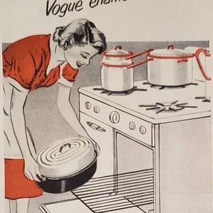 Puede incluir: Un anuncio vintage para vajilla esmaltada Federal Vogue. El anuncio presenta a una mujer con un vestido rojo usando una olla blanca en una estufa. El texto dice "¡El titanio hace el truco! Ahora es más inteligente que nunca cocinar con FEDERAL Vogue, ¡vajilla esmaltada!" El anuncio también muestra una variedad de vajilla, incluyendo una tetera, una cacerola con tapa, una fuente para servir y un recipiente para verduras. El texto "Titanio añadido para una vida extra larga" también aparece.