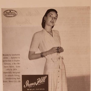1947 CLAIRE TIFFANY Sukienki damskie Ubrania Moda Irma Hill Połówki rozmiarów Ubrania Vintage Drukuj Reklama
