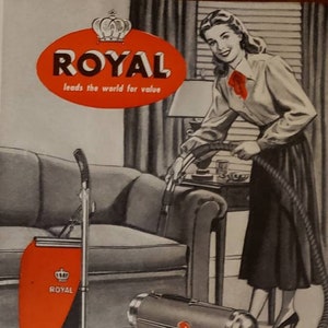 以下が含まれることがあります： ロイヤル掃除機のヴィンテージ広告。広告には、リビングルームでロイヤル掃除機を使用している女性が写っています。テキストには、「きれいな家は、より健康的な家です」とあります。広告には、「ロイヤルは、価値において世界をリードしています」と「信頼できる地元の販売店のみで販売されています」というテキストも含まれています。