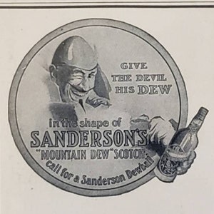 Puede incluir: Un anuncio vintage en blanco y negro para el whisky Sanderson's "Mountain Dew". El anuncio presenta una ilustración de dibujos animados de un hombre sosteniendo una botella de la bebida. El texto dice "Dale al Diablo su Rocío en forma de Sanderson's "Mountain Dew" Scotch. Llama para un Sanderson Dewball. Bebe Sanderson's "Mountain Dew" con moderación y descubrirás que la vida y la fuerza que contiene se te transmitirán. No nos creas. Pruébalo tú mismo."