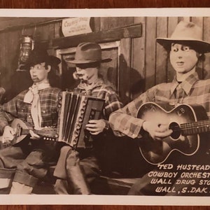WALL DRUG STORE Ted Husteads Cowboy Orchestra Wall South Dakota Real Foto Vintage Postkarte