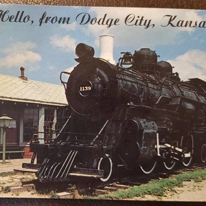 Cartão Postal DODGE CITY KS Kansas Boot Hill Locomotiva Especial Trem Vintage dos anos 80