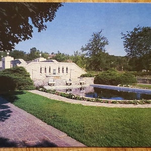 UNIVERSITÉ DE L’IOWA Garden Pond Passerelle Iowa City vintage Carte postale