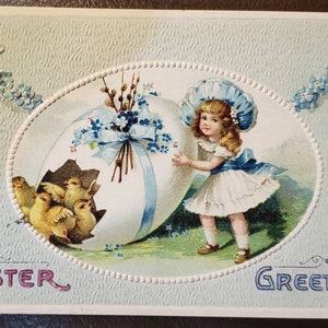 AUGURI DI PASQUA Ragazza Uovo Pulcini Fiori Blu Embossed Vintage Post Card