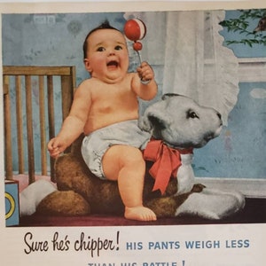Puede incluir: Un bebé sonriente sentado en un animal de peluche, sosteniendo un sonajero. El bebé lleva un pañal blanco y está sentado en un animal de peluche blanco con un lazo rojo. El texto del anuncio dice "¡Seguro que está contento! ¡Sus pantalones pesan menos que su sonajero!" y "¡Oh! ¡Kleinerts! ¡OK!" El anuncio es para los pantalones de bebé Softex de Kleinert's, que son impermeables sin goma y pesan menos de una onza. El anuncio también menciona que los pantalones son frescos y cómodos y nunca se vuelven pegajosos. El anuncio también enumera otros productos de Kleinert's, incluyendo protectores de vestidos, cortinas de ducha, prendas sanitarias, zapatos de juego y gorros de baño.