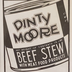 Könnte beinhalten: Eine Schwarzweiß-Vintage-Werbung für Dinty Moore Rindfleisch-Eintopf. Die Anzeige zeigt eine Dose Dinty Moore Rindfleisch-Eintopf mit dem Text "Hilft, das Essensbudget auszugleichen" und "Kostet nur ein paar Cent pro Portion. Es ist "die große Mahlzeit in der großen Dose!" Probieren Sie es noch heute aus."  Ein Produkt von Geo. A. Hormel & Co., Austin, Minnesota.