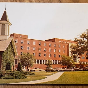 UNIVERSITÉ DE L’IOWA Memorial Union Danforth Chapel Carte postale vintage d’Iowa City