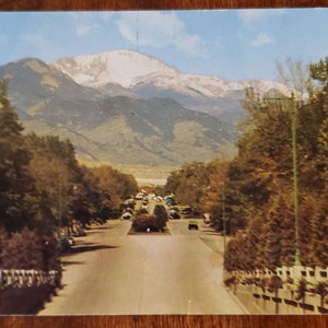 COLORADO SPRINGS Pike's Peak Platte Avenue Street View Postal vintage de la década de 1950