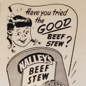 Könnte beinhalten: Schwarzweiß-Illustration eines Mädchens, das eine Dose Nalley's Beef Stew hält. Die Dose trägt den Text "Nalley's Beef Stew". Die Dose trägt auch den Text "Weniger als 20¢ pro Portion". Die Dose trägt den Text "Zartes geschmortes Rindfleisch, köstliches Gemüse und reichhaltige braune Soße". Die Dose trägt den Text "Von Nalley Valley Wo gute Aromen wachsen".
