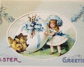 PÂQUES GREETINGS Fille Oeuf Poussins Fleurs Bleues Carte postale vintage en relief
