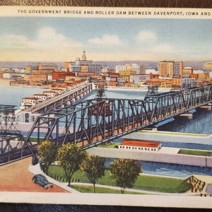 Puente gubernamental y presa de rodillos entre Davenport IA y Rock Island IL 1930s Vintage Linen Post Card