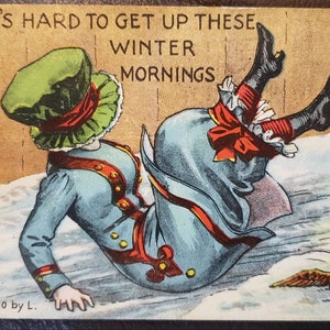 1910 Es difícil levantarse estas mañanas de invierno Mujer cayendo en la nieve Humor Postal vintage