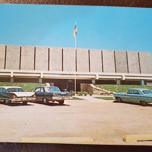 Cartão Postal CLINTON COUNTY IOWA City Law Enforcement Center Building Cars 1970s Vintage Chrome