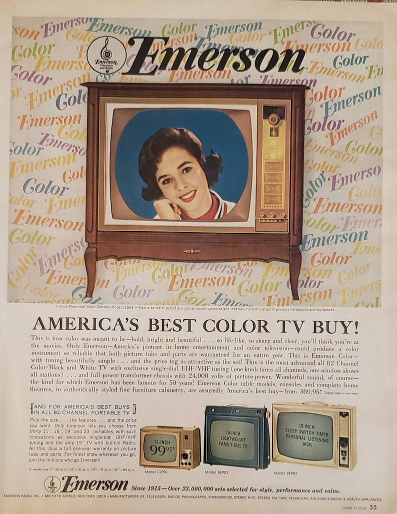Peut inclure: Une publicit&eacute; vintage pour les t&eacute;l&eacute;viseurs couleur Emerson. La publicit&eacute; pr&eacute;sente une femme souriante regardant la cam&eacute;ra, assise devant un t&eacute;l&eacute;viseur couleur. Le texte de la publicit&eacute; indique "America's Best Color TV Buy!" et "Emerson Color" avec une vari&eacute;t&eacute; de t&eacute;l&eacute;viseurs de diff&eacute;rentes tailles affich&eacute;s en dessous.