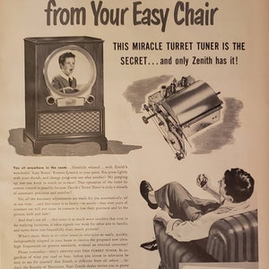 Puede incluir: Un anuncio vintage en blanco y negro para televisores Zenith. El anuncio muestra a un hombre relajándose en una silla mientras usa un control remoto para cambiar de canal en un televisor Zenith. El texto del anuncio destaca las características del sintonizador de torreta Zenith, que permite a los usuarios cambiar de canal sin tener que levantarse de su silla. El anuncio también menciona que los televisores Zenith son compatibles con las nuevas frecuencias ultra altas.