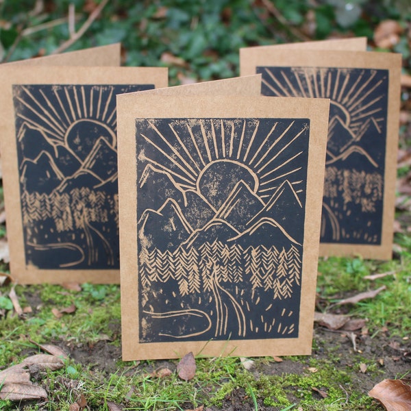 Sunset Mountains - Tarjeta de saludos Linocut (negro en tarjeta marrón reciclada) *TARJETA ÚNICA*