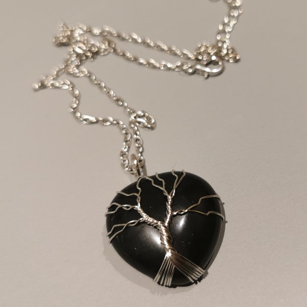 Pendentif et collier en forme de coeur en pierre précieuse d'agate noire