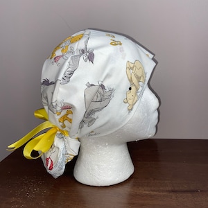 Gorro quirúrgico con cola de caballo Winnie n.° 2 (Winnie the Pooh), gorro quirúrgico de Disney, gorro quirúrgico con cola de caballo, gorros quirúrgicos, gorros quirúrgicos con cinta amarilla