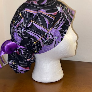 Gorro quirúrgico con cola de caballo de cuentos de hadas n.° 9 (Maléfica), gorro quirúrgico de Disney, gorro quirúrgico con cola de caballo, gorros quirúrgicos, gorros quirúrgicos con cinta violeta