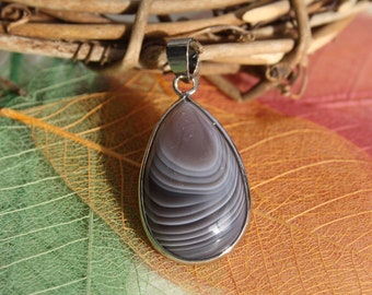 Genuine AGATE BOTSWANA pendant; crystallization and colors; Natural semi-precious gemstone