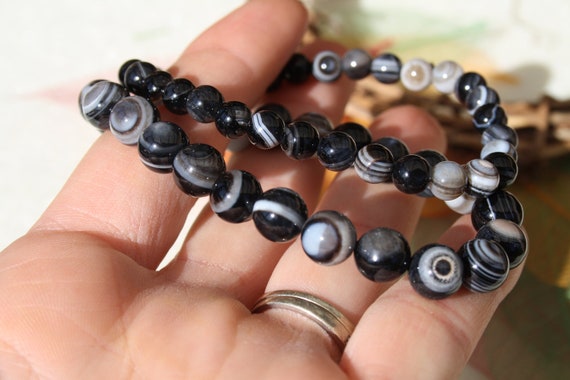 Bracciale Elastico In Howlite Bianca Con Croce In Agata Nera E Strass - 8mm, Lunghezza 19 Cm - Regalo Unisex