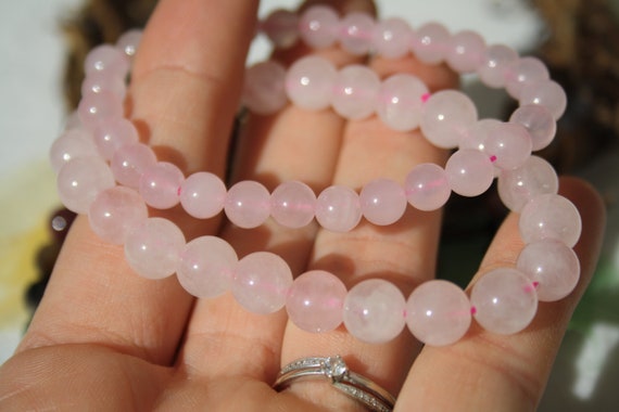 Bracelet enfant en quartz rose, perles de 8 mm et sa perle coeur en métal  argenté haute qualité.