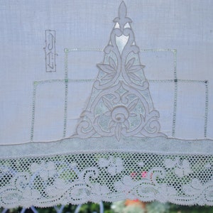 Small curtain breeze seen from 55 cm x 36 cm in batiste and old embroidery