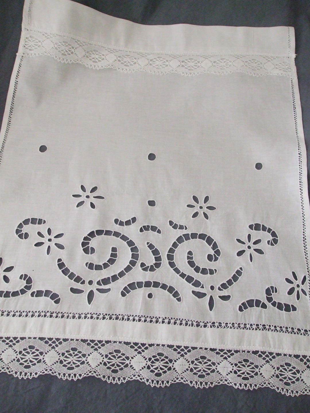 Rideau Lin Broderies Anciennes Main et Dentelles Au Fuseau d'autrefois