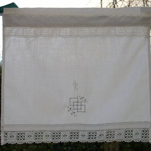 Small breaker curtain or breaker with hand embroidery of yesteryear