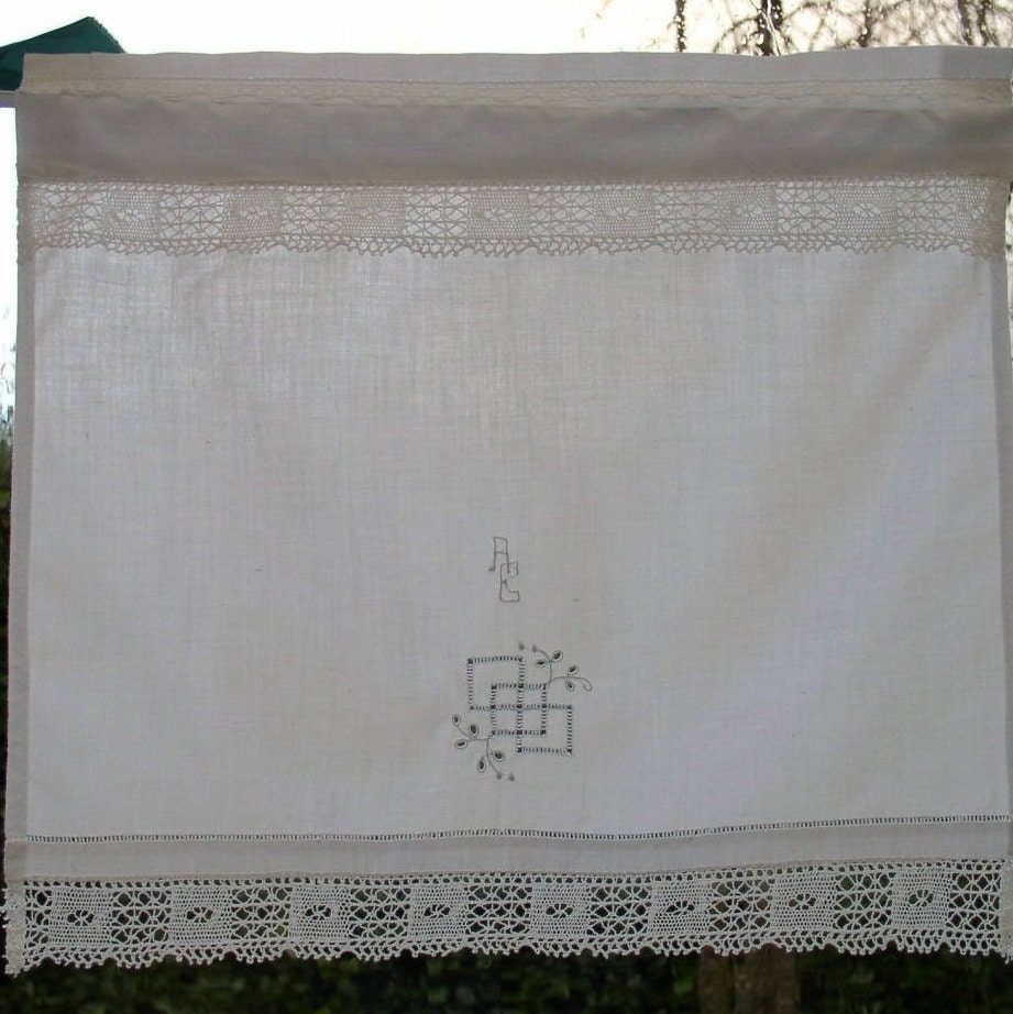 Petit rideau brise-vue ou brise-bise avec broderies main d'antan